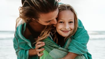 Mutter und Tochter am Strand (Symbolbild): Erholung mit der Familie tut gut – und kann mit einem Zuschuss günstiger werden.