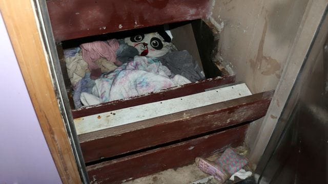 Unter einer Treppe wurde das vermisst gemeldete Mädchen versteckt. Unter einer Treppe wurde das vermisst gemeldete Mädchen versteckt.