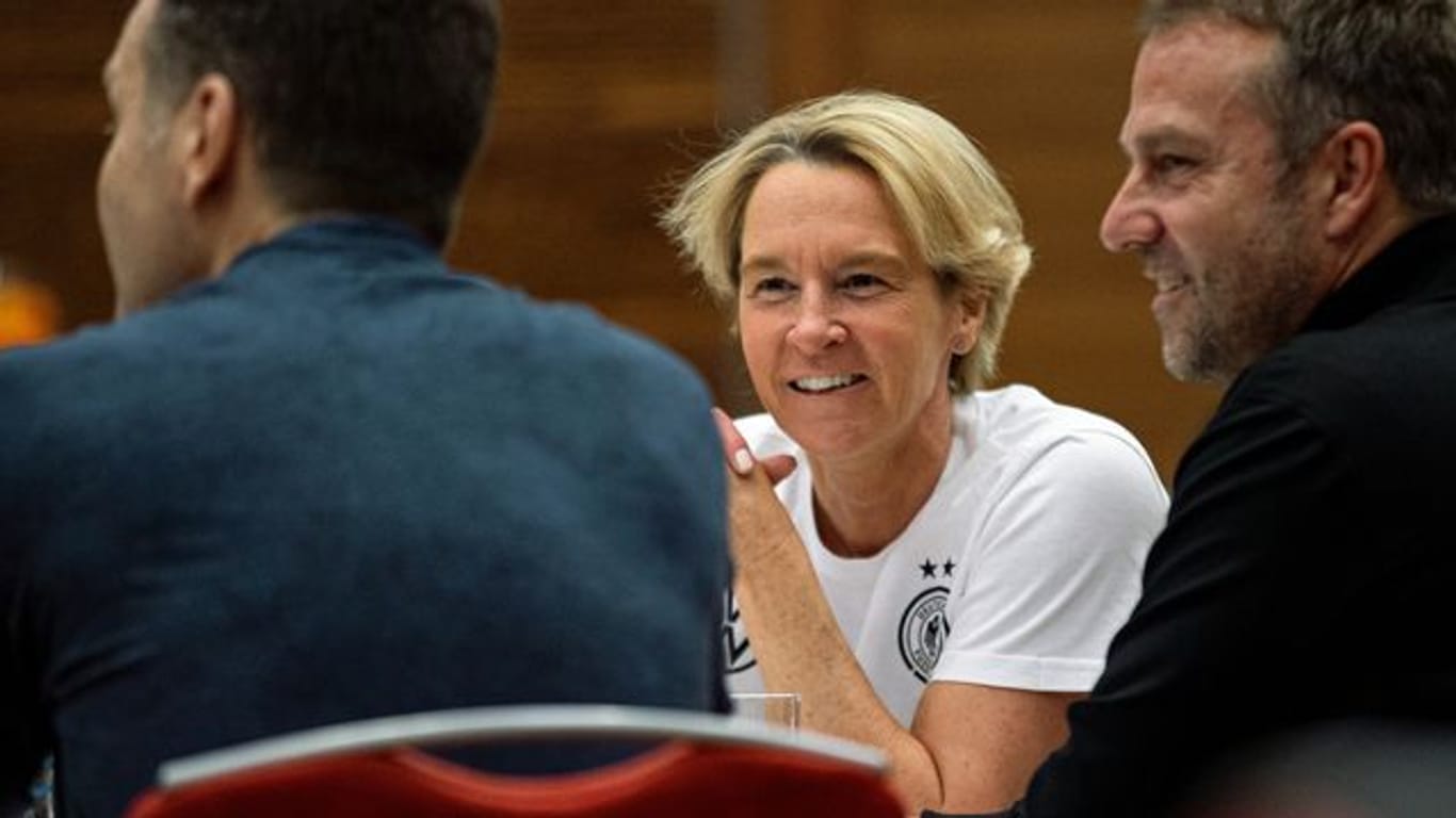 Das Team um Bundestrainerin Martina Voss-Tecklenburg wurde in Frankfurt von Oliver Bierhoff und Hansi Flick verabschiedet.
