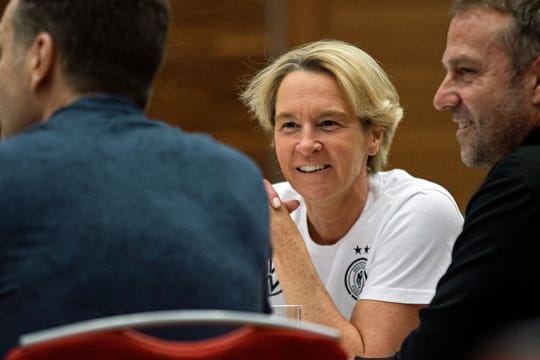 Das Team um Bundestrainerin Martina Voss-Tecklenburg wurde in Frankfurt von Oliver Bierhoff und Hansi Flick verabschiedet.