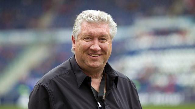 Hannovers Rekordtorjäger Dieter Schatzschneider steht in der HDI-Arena.