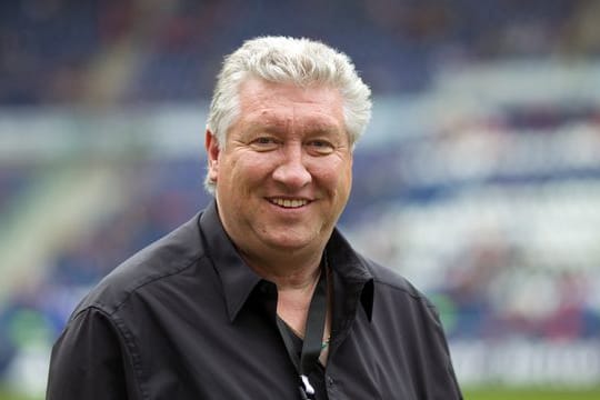 Hannovers Rekordtorjäger Dieter Schatzschneider steht in der HDI-Arena.