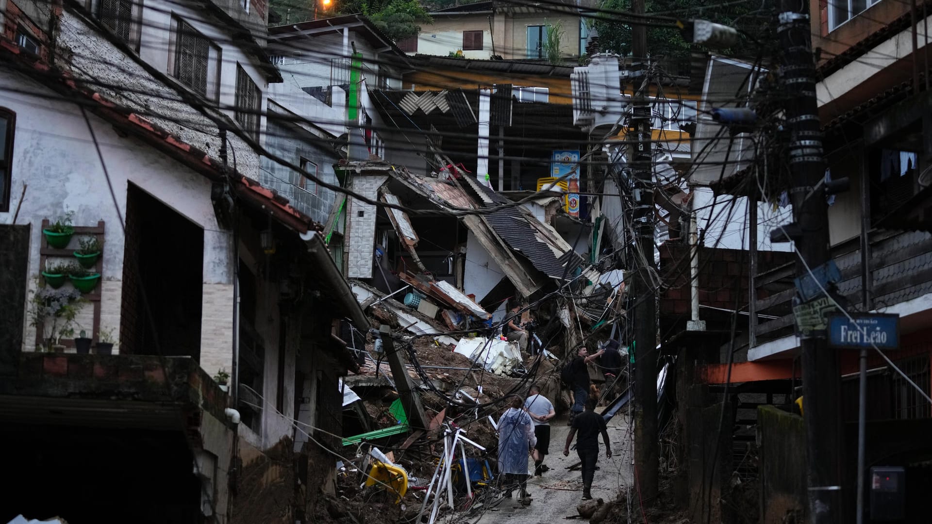 Brasilien, Petrópolis: Extrem starke Regenfälle lösten in einer Bergregion des Bundesstaates Rio de Janeiro Schlammlawinen und Überschwemmungen aus.