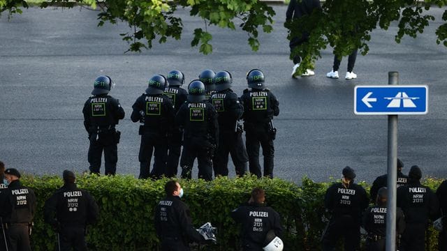 Laut einer Studie gibt es mittlerweile an Fußball-Spieltagen in Deutschland mehr Gewalt. Laut einer Studie gibt es mittlerweile an Fußball-Spieltagen in Deutschland mehr Gewalt.