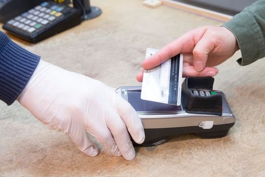 Beliebte Option: Zum Jahresende 2021 waren rund drei Viertel aller Girocard-Zahlungen kontaktlos. Beliebte Option: Zum Jahresende 2021 waren rund drei Viertel aller Girocard-Zahlungen kontaktlos.