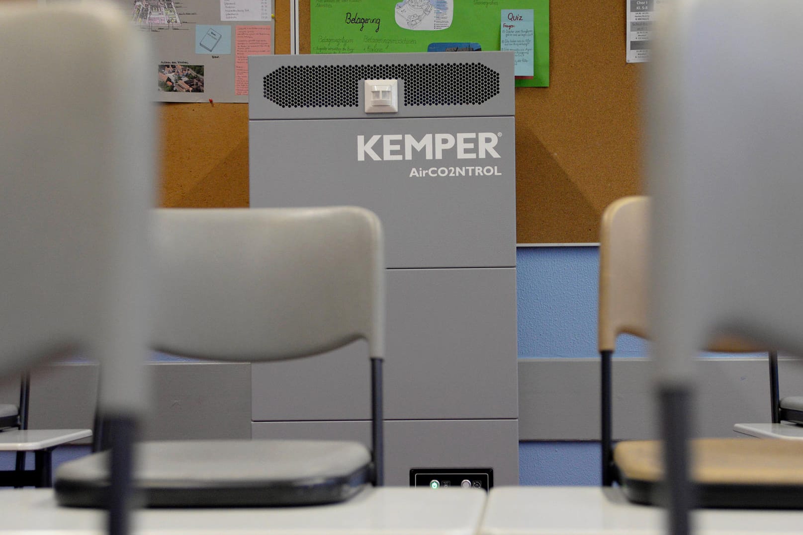 Luftfilter in einem Klassenzimmer (Symbolbild): In Köln können Schulen noch lange auf diesen Anblick warten.