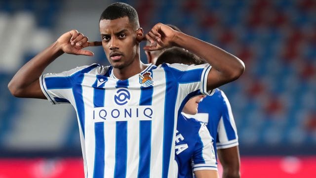 Real Sociedads Alexander Isak feiert einen Torerfolg.