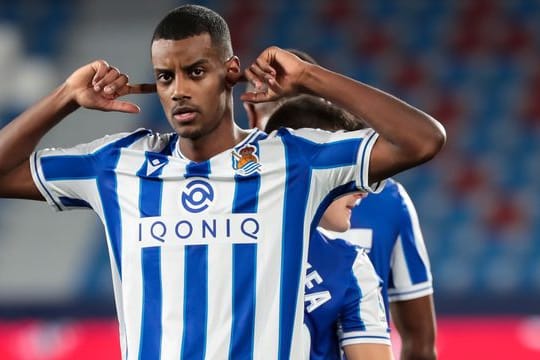 Real Sociedads Alexander Isak feiert einen Torerfolg.