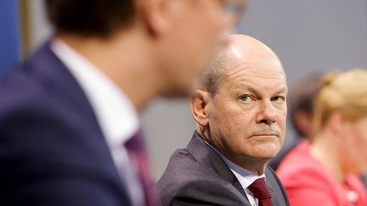 Pk nach der Ministerpräsidentenkonferenz: Bundeskanzler Olaf Scholz zwischen dem NRW-Ministerpräsidenten Hendrik Wüst und der Bürgermeisterin Berlins Franziska Giffey.