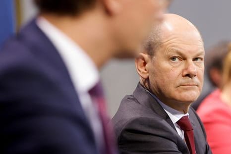 Pk nach der Ministerpräsidentenkonferenz: Bundeskanzler Olaf Scholz zwischen dem NRW-Ministerpräsidenten Hendrik Wüst und der Bürgermeisterin Berlins Franziska Giffey.