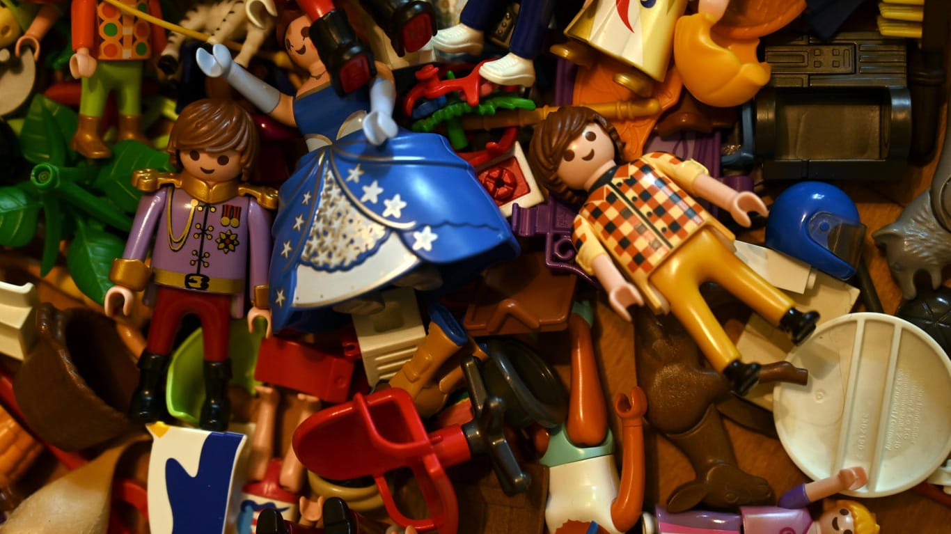 Playmobil-Figuren (Symbolbild): Der Spielzeugriese erwägt offenbar Schleich zu übernehmen.