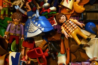 Playmobil-Figuren (Symbolbild): Der Spielzeugriese erwägt offenbar Schleich zu übernehmen.