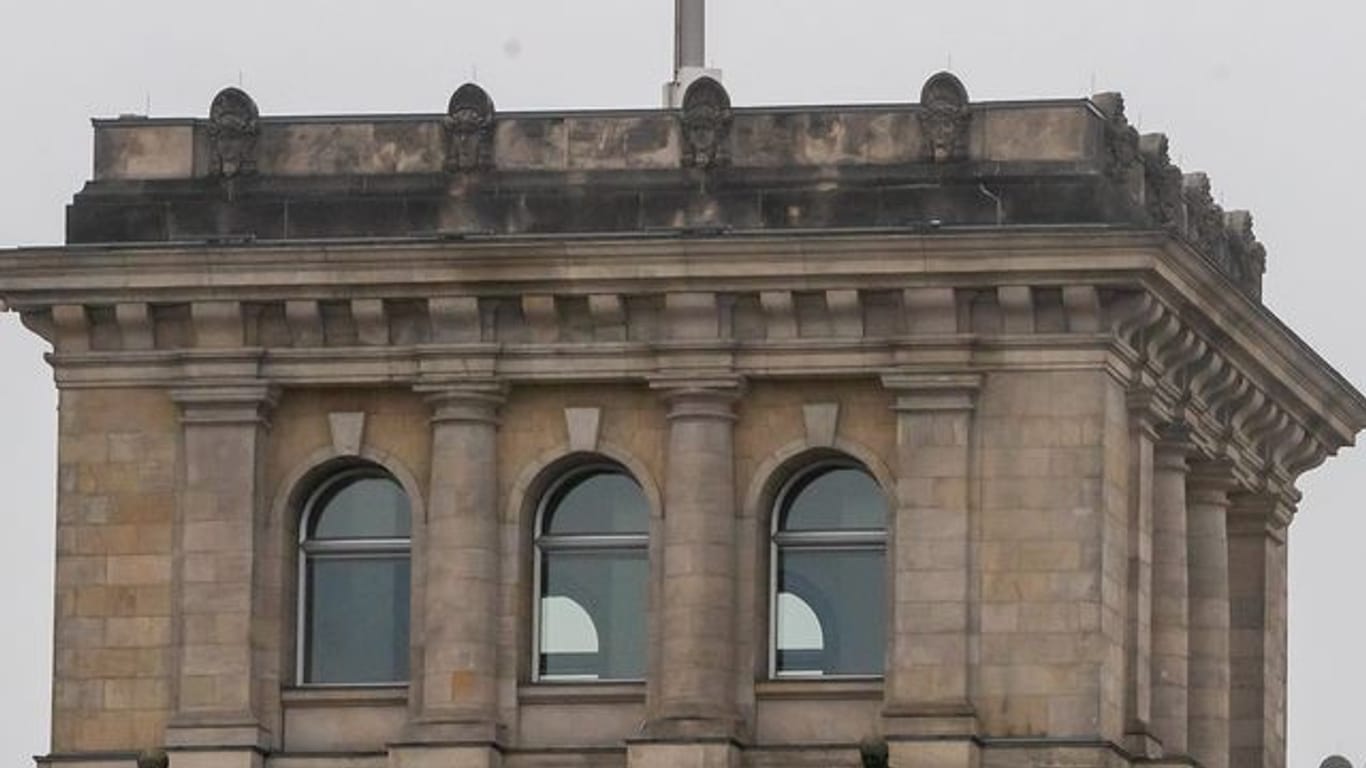 Die Deutschlandflagge auf dem Reichstagsgebäude weht auf halbmast.