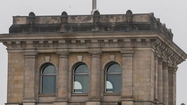 Die Deutschlandflagge auf dem Reichstagsgebäude weht auf halbmast. Die Deutschlandflagge auf dem Reichstagsgebäude weht auf halbmast.