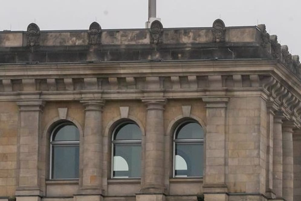 Die Deutschlandflagge auf dem Reichstagsgebäude weht auf halbmast.