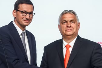 Mateusz Morawiecki und Viktor Orbán: Die Klagen aus Polen und Ungarn gegen den Rechtstaatlichkeitsmechanismus der EU-Kommission hat der EuGH abgewiesen.