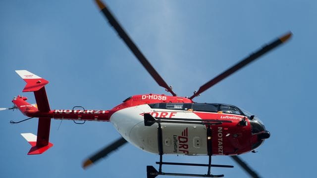 Rettungshubschrauber über Flugplatz