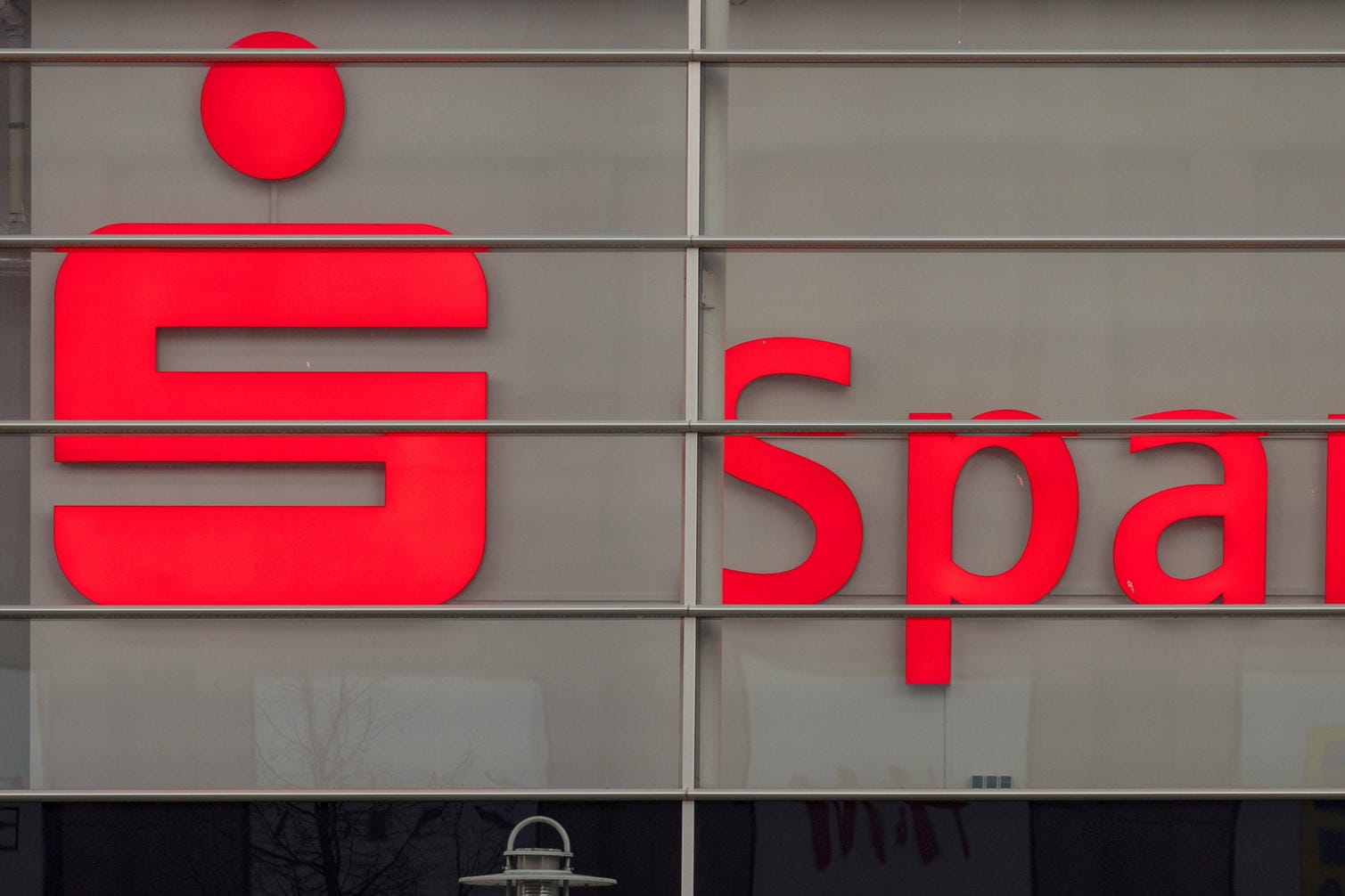 Logo der Sparkasse (Symbolbild): Viele Kunden ärgern sich über ihre Banken und Sparkassen. Logo der Sparkasse (Symbolbild): Viele Kunden ärgern sich über ihre Banken und Sparkassen.