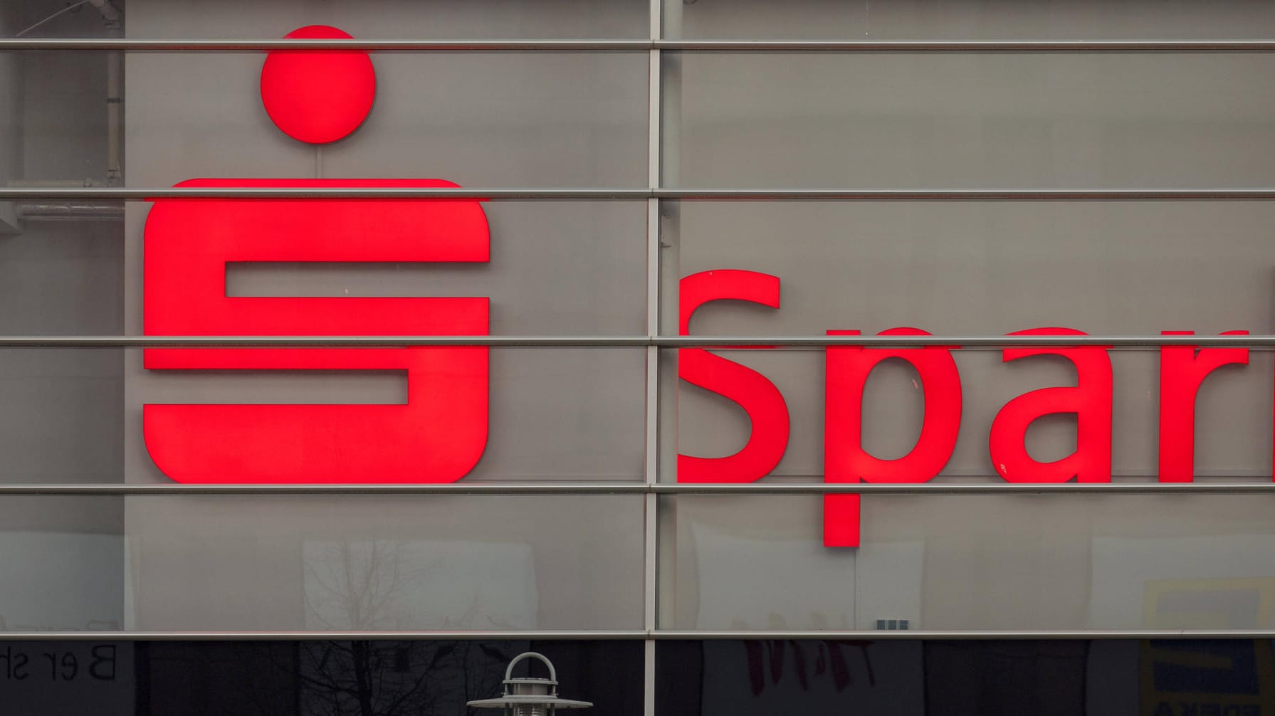 Logo der Sparkasse (Symbolbild): Viele Kunden ärgern sich über ihre Banken und Sparkassen.