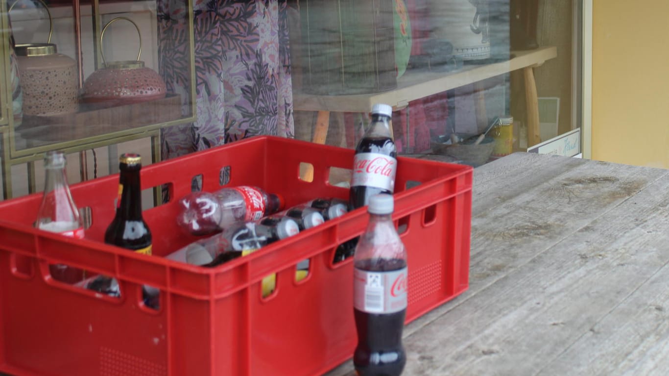 Eine Getränkebox vor der Boutique "Brownie & Kleid": So versorgten Anlieger die Helfenden beim S-Bahn-Unglück in Schäftlarn.
