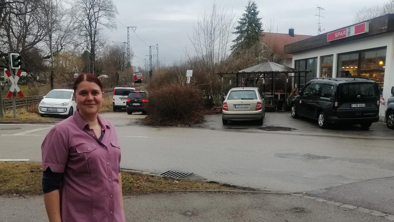 Theresa Kastenmüller in der Nähe der Unfallstelle: Unter anderem in ihrer Bäckerei in Ebenhausen gab es Lebensmittel für die Helfenden.