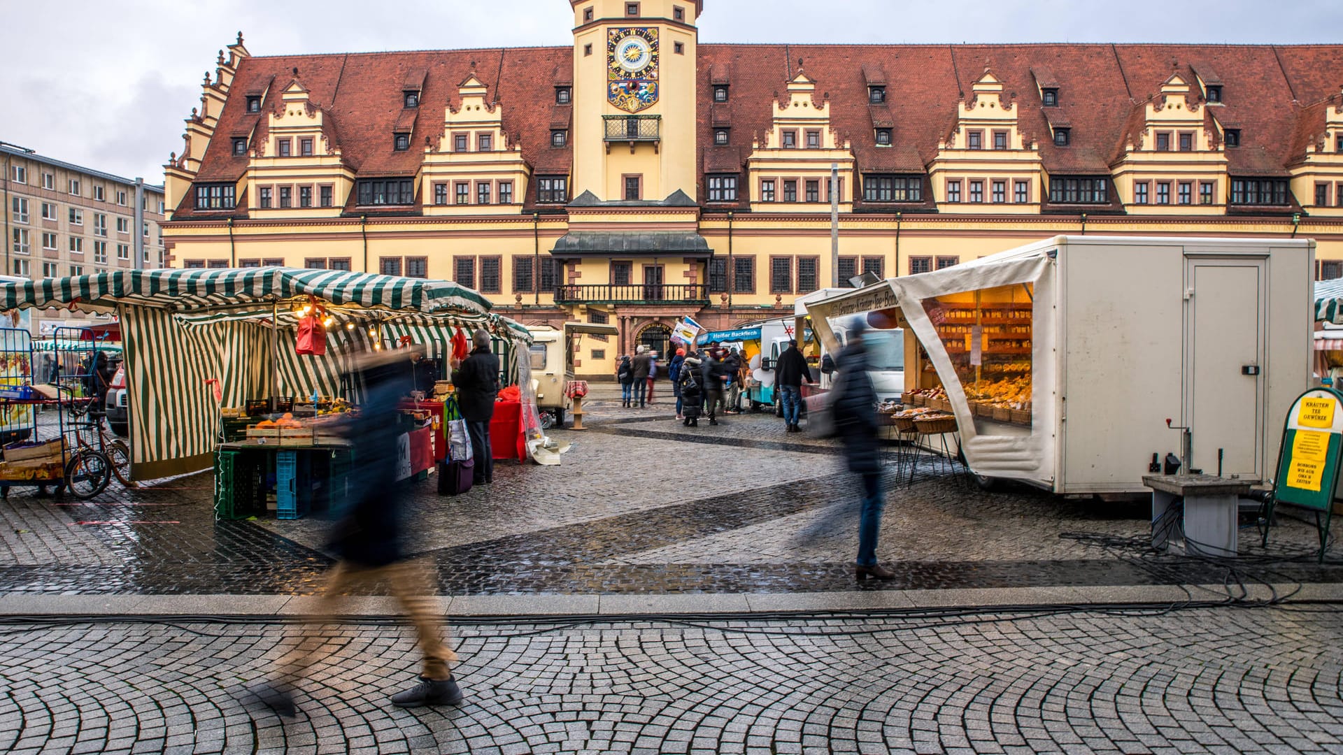 Zahlreiche Menschen kaufen auf dem Wochenmarkt in Leipzig Lebensmittel ein (Archivbild): Das wird am Donnerstag nicht möglich sein. Zahlreiche Menschen kaufen auf dem Wochenmarkt in Leipzig Lebensmittel ein (Archivbild): Das wird am Donnerstag nicht möglich sein.