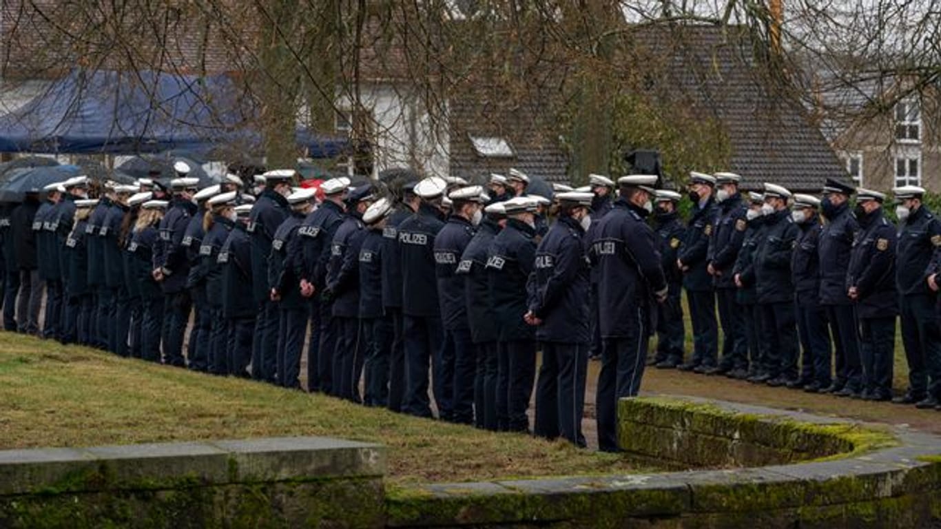 Polizisten und Polizistinnen stehen an der Kirche in Homburg Spalier beim Gedenkgottesdienst für die getötete Polizistin.