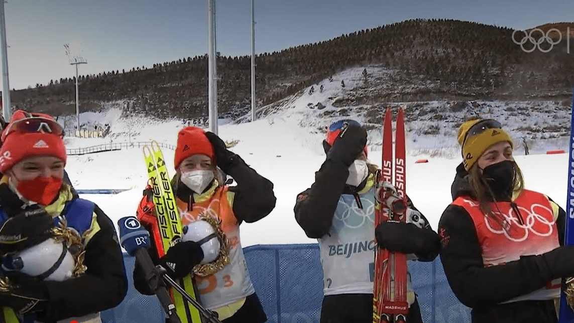 Die deutschen Biathletinnen durften sich erstmals seit 2010 wieder über eine olympische Staffel-Medaille freuen – und verfolgten im Interview danach live den Goldtriumph der Langläuferinnen Carl und Henning im Teamsprint.