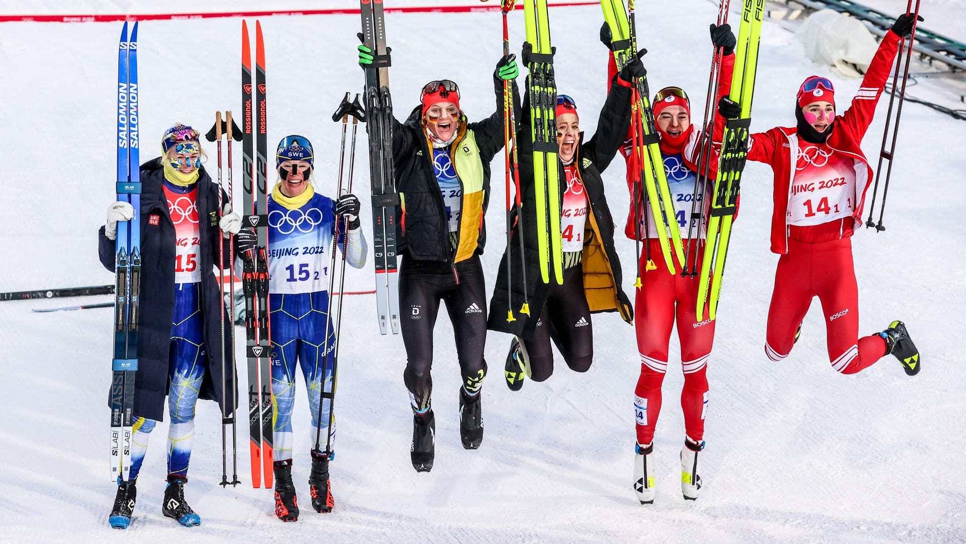 Eingerahmt von den Schwedinnen Maja Dahlqvist (l.) und Jonna Sundling, die Silber holten und den Bronze-Gewinnerinnen Natalya Nepryayeva and Yulia Stupak (r.) von Team Russland feiern Victoria Carl and Katharina Hennig (3.v.r.) ihre Goldmedaille.