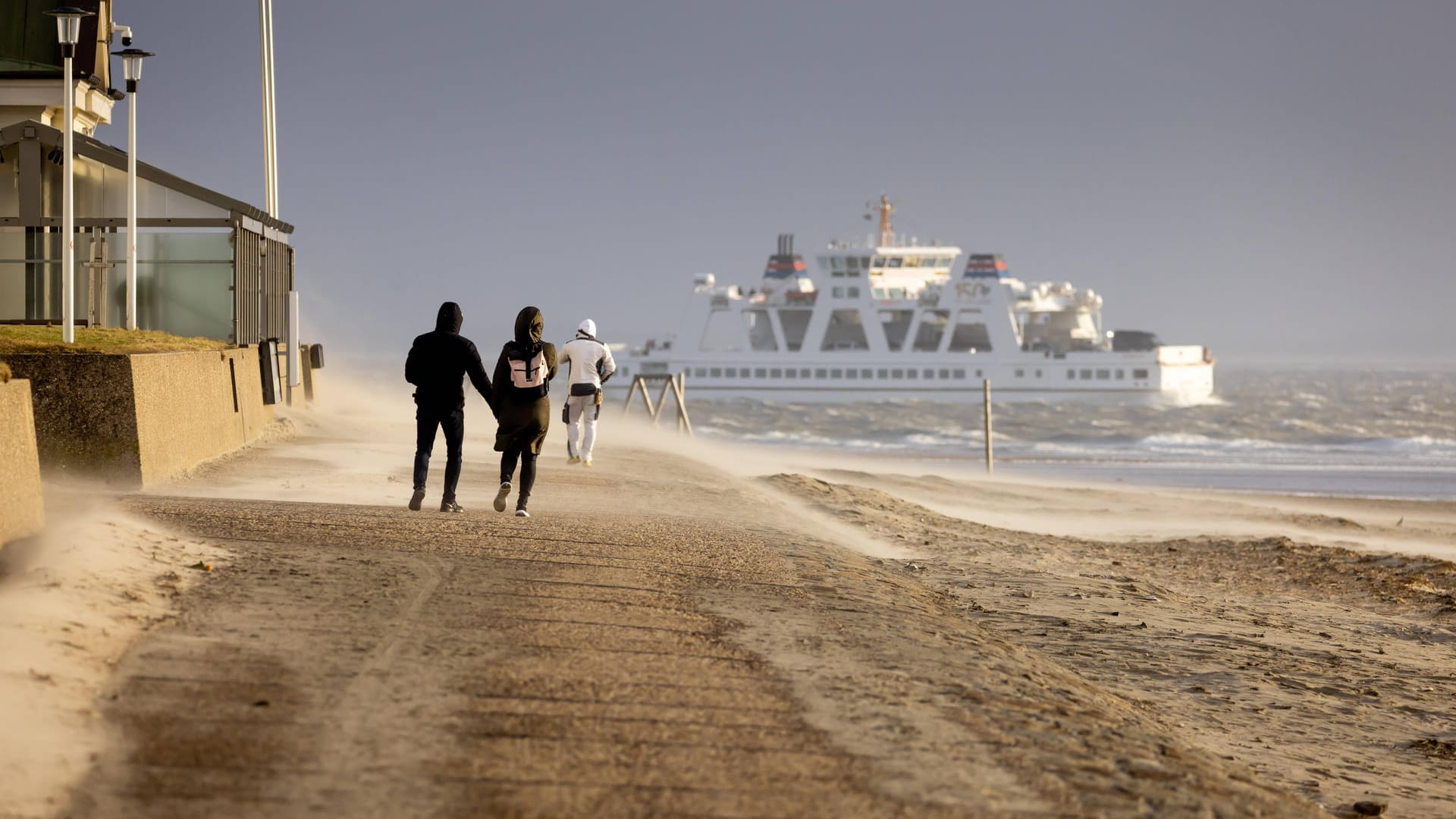 Stürmisches Wetter an der deutschen Nordseeküste: An der deutschen Nordseeküste besteht in der Nacht zu Donnerstag die Gefahr einer Sturmflut.