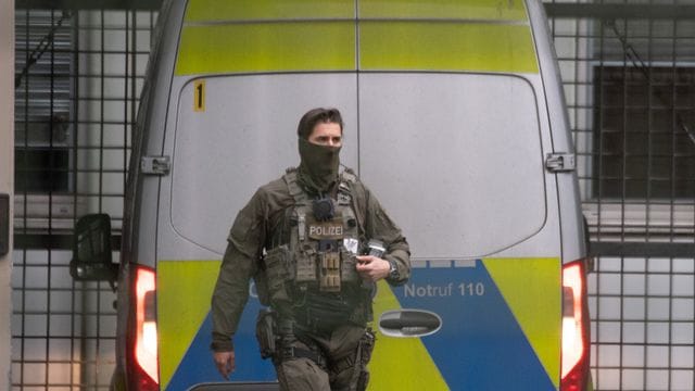 Beamte des Spezialeinsatzkommandos (SEK) sichern die Vorführung des terrorverdächtigen Franco A. Beamte des Spezialeinsatzkommandos (SEK) sichern die Vorführung des terrorverdächtigen Franco A.