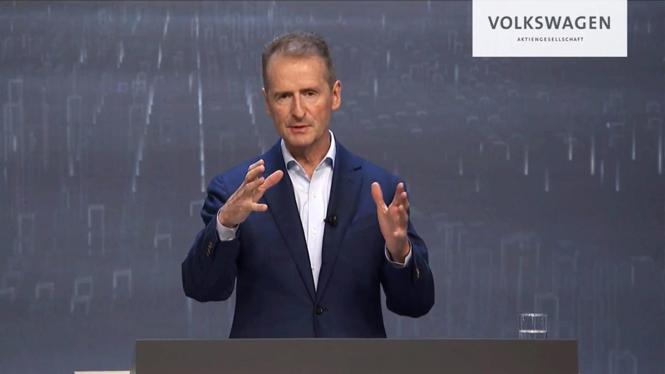 VW-Chef Herbert Diess bei einer Pressekonferenz (Archivbild): Volkswagen hat im vergangenen Jahr 330.000 Autos weniger produziert als geplant.