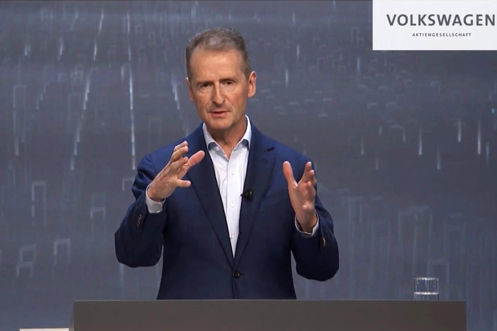 VW-Chef Herbert Diess bei einer Pressekonferenz (Archivbild): Volkswagen hat im vergangenen Jahr 330.000 Autos weniger produziert als geplant. VW-Chef Herbert Diess bei einer Pressekonferenz (Archivbild): Volkswagen hat im vergangenen Jahr 330.000 Autos weniger produziert als geplant.