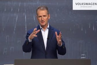 VW-Chef Herbert Diess bei einer Pressekonferenz (Archivbild): Volkswagen hat im vergangenen Jahr 330.000 Autos weniger produziert als geplant.