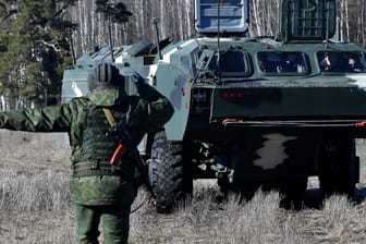 Russisches Militär (Archivbild): Die Bundesregierung fordert Beweise dafür, dass Truppen abgezogen wurden.