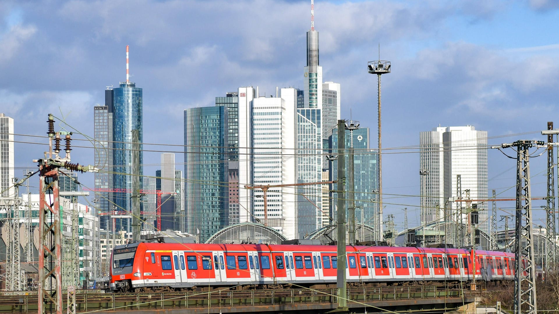 S-Bahn der DB in Frankfurt (Symbolbild): Wegen eines Schadens in der Oberleitung kommt es zu Einschränkungen im Frankfurter Bahnverkehr.