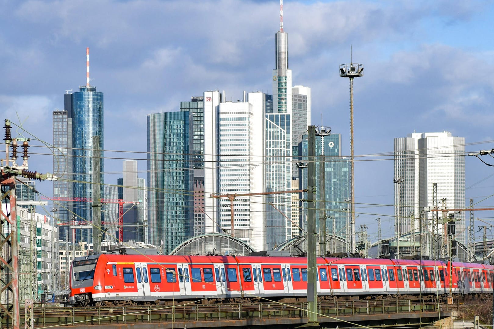 S-Bahn der DB in Frankfurt (Symbolbild): Wegen eines Schadens in der Oberleitung kommt es zu Einschränkungen im Frankfurter Bahnverkehr.