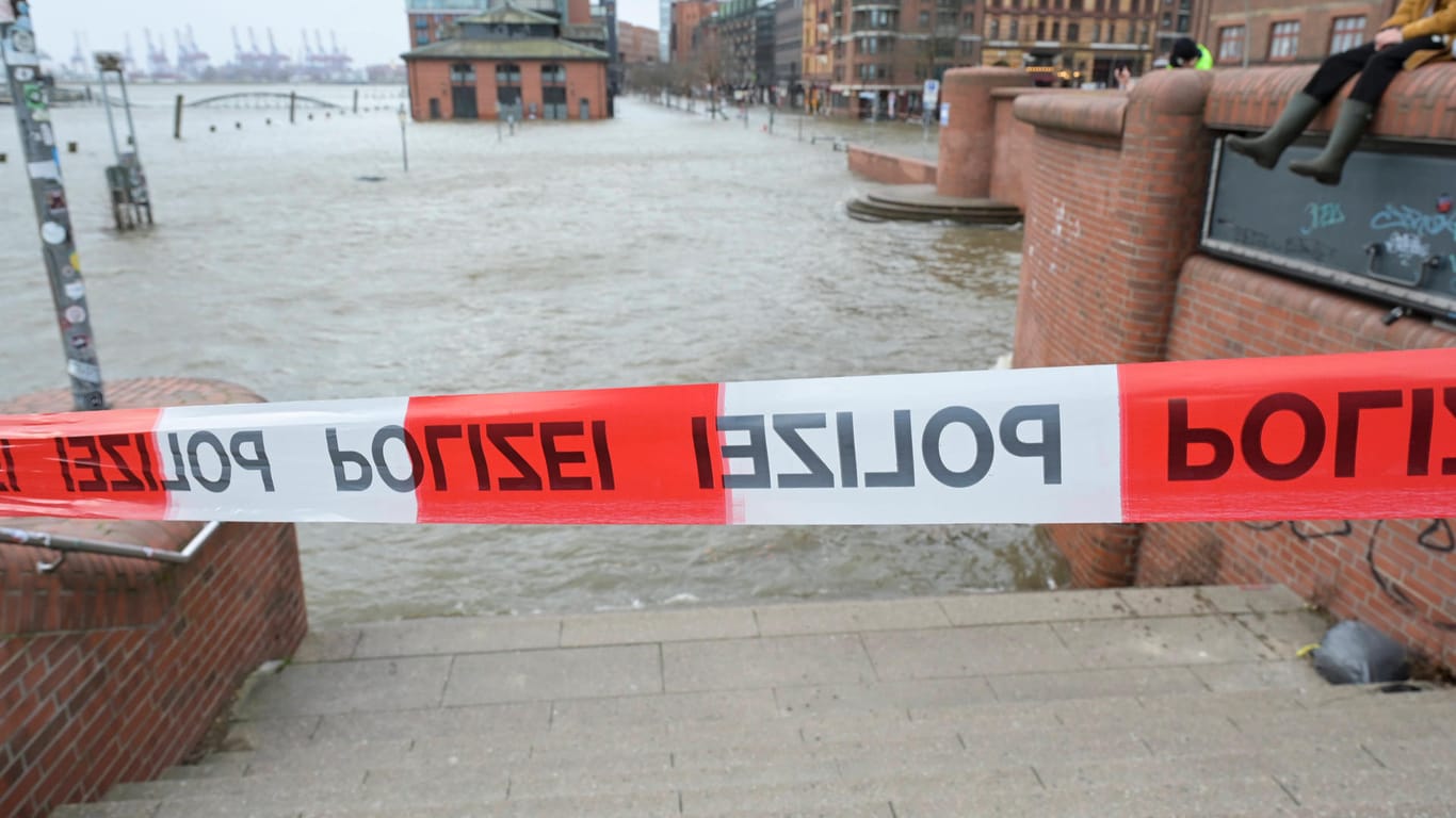 Eine Polizeiabsperrung am Fischmarkt (Archivbild): In Hamburg kann es zu Übrschwemmungen kommen.