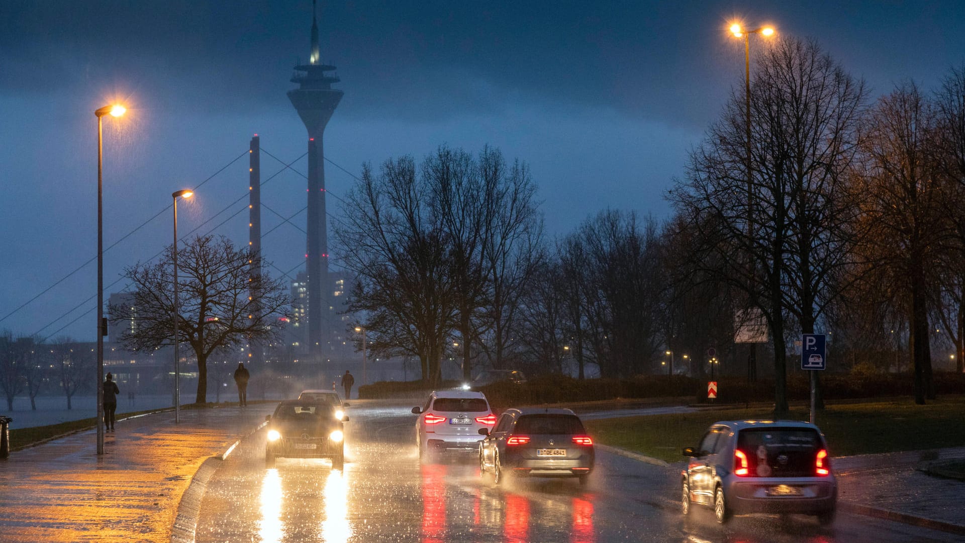 Eingeschaltete Straßenbeleuchtung in Düsseldorf (Symbolbild): Während des Unwetters bleiben die Gasleuchten eingeschaltet. Eingeschaltete Straßenbeleuchtung in Düsseldorf (Symbolbild): Während des Unwetters bleiben die Gasleuchten eingeschaltet.
