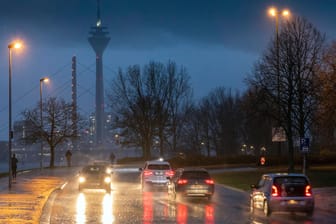 Eingeschaltete Straßenbeleuchtung in Düsseldorf (Symbolbild): Während des Unwetters bleiben die Gasleuchten eingeschaltet.