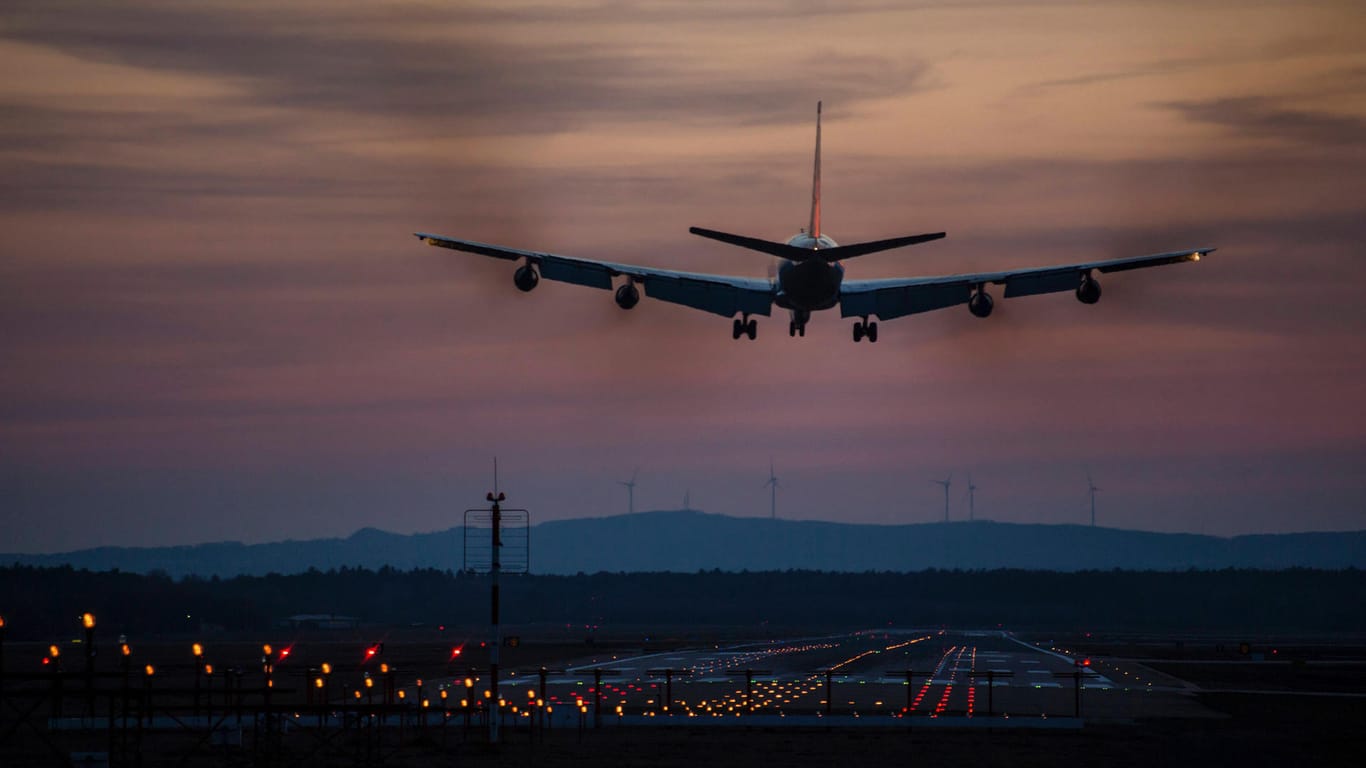 Ein Flugzeug im Landeanflug (Symbolbild): Landungen in der Nacht sollen mehr kosten.