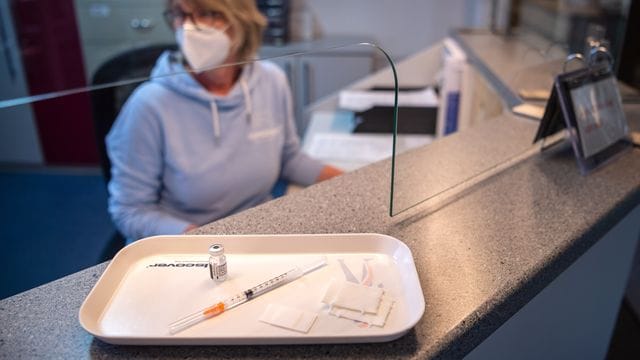 Eine Spritze mit dem Impfstoff von Biontech/Pfizer am Empfang einer Arztpraxis. Eine Spritze mit dem Impfstoff von Biontech/Pfizer am Empfang einer Arztpraxis.