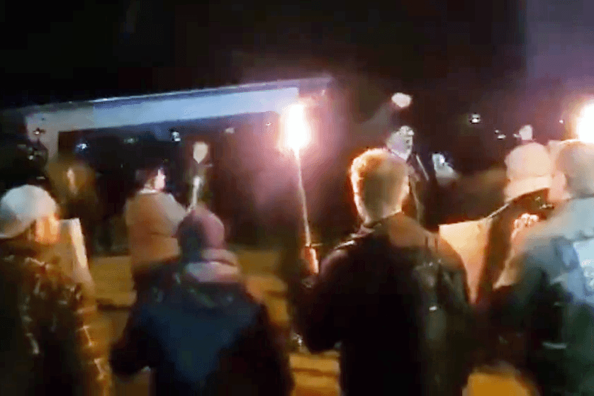 Mob vor Szaratas Haus: Mehrere Hundert Teilnehmer hatte der nicht angemeldete Aufzug.