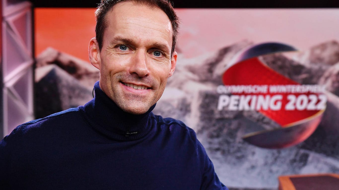 Sven Hannawald im Olympia-Studio der ARD: Der TV-Experte sticht mit seinen Analysen zu den deutschen Skispringerinnen und Skispringern heraus.
