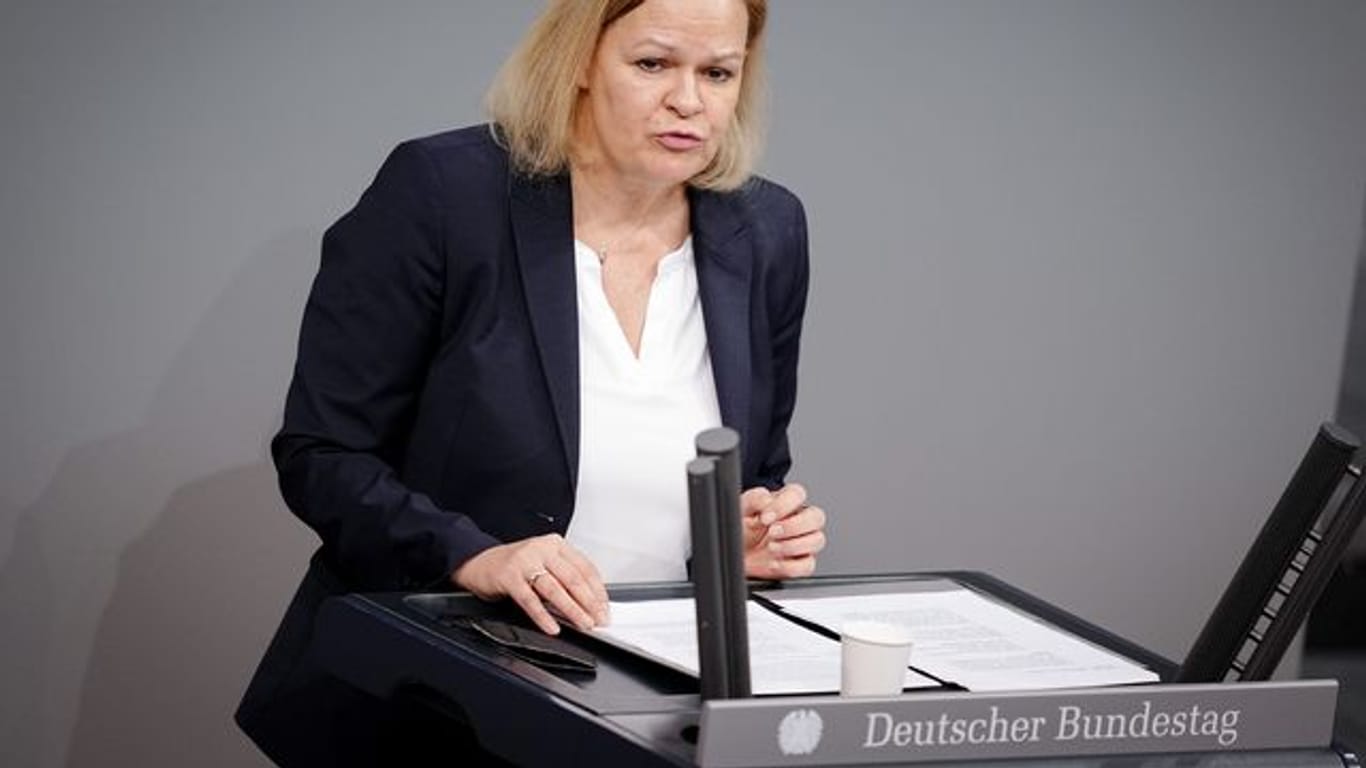 Innenministerin Nancy Faeser (SPD) spricht im Bundestag in der aktuellen Stunde.