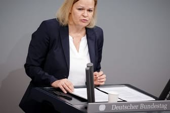 Innenministerin Nancy Faeser (SPD) spricht im Bundestag in der aktuellen Stunde.