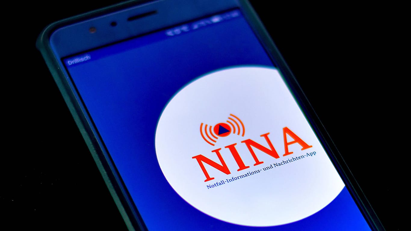 Ein Smartphone mit der NINA-Warnapp (Symbolbild): Über die App können Bürger aktuelle Meldungen und Informationen von Polizei und Feuerwehr erhalten.
