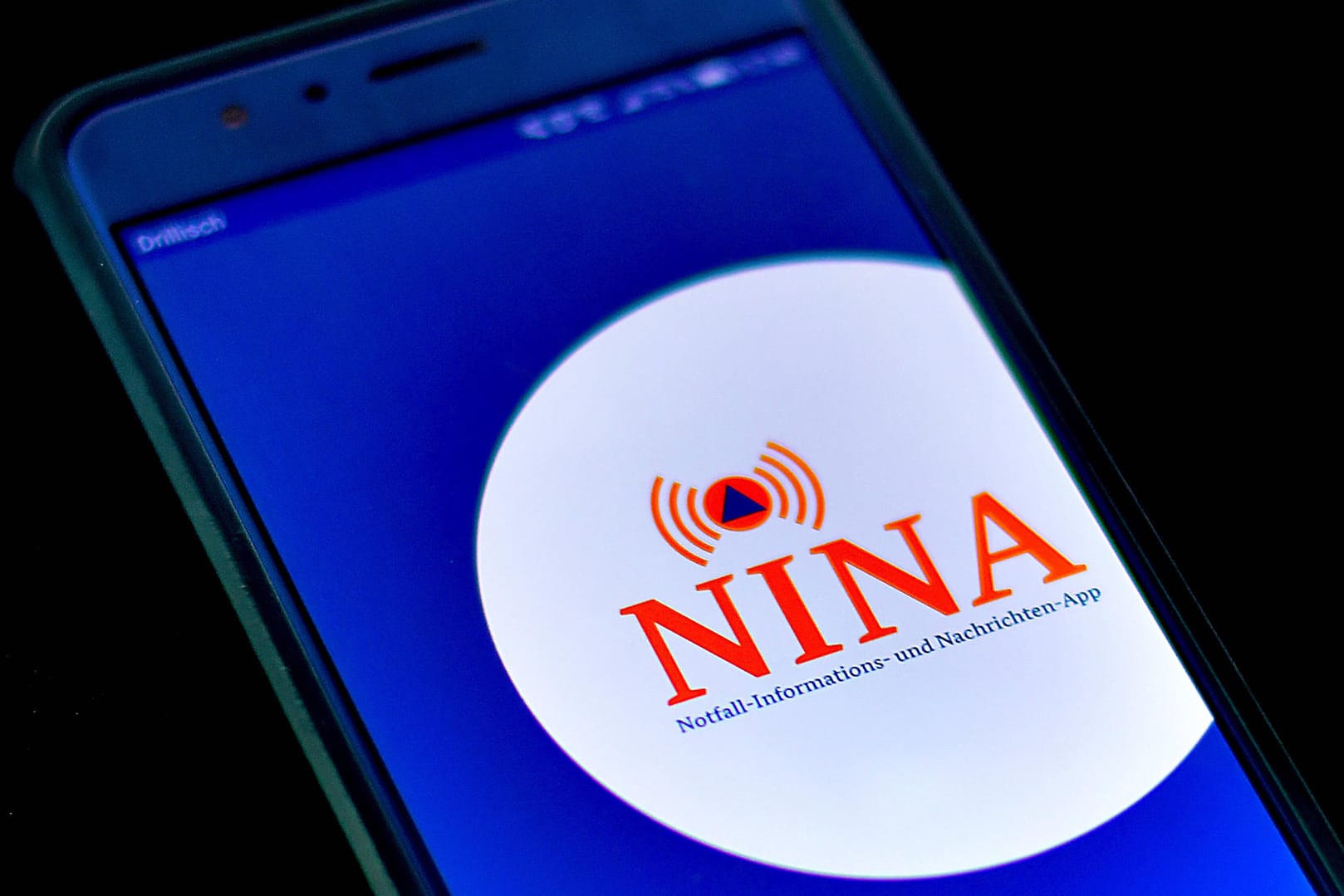 Ein Smartphone mit der NINA-Warnapp (Symbolbild): Über die App können Bürger aktuelle Meldungen und Informationen von Polizei und Feuerwehr erhalten.