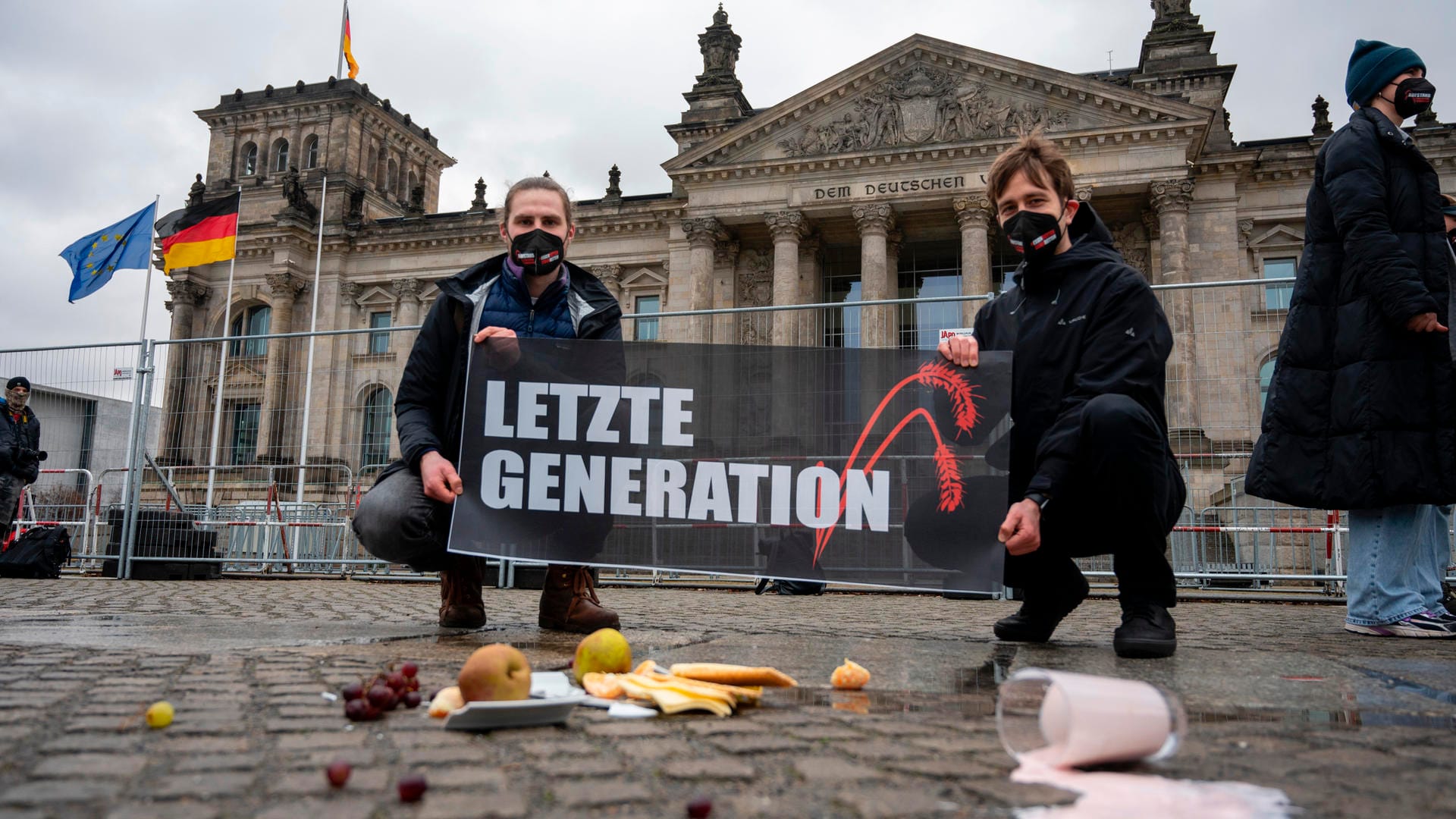 Mitglieder der "Letzten Generation": Die Aktivisten hatten mehrere Politiker zu einem Gespräch eingeladen.