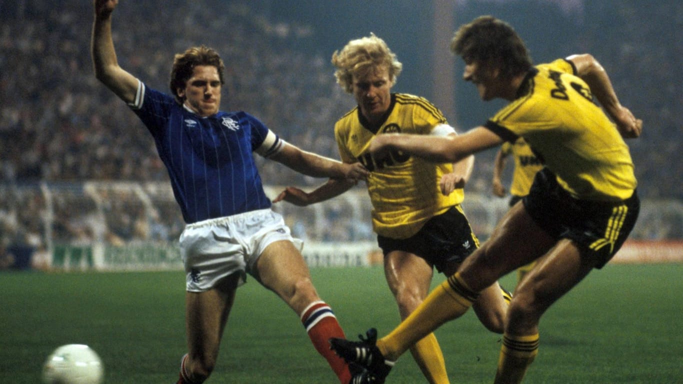 Manfred Burgsmüller (Mitte) und Bernd Klotz (beide BVB, r.) gegen John McClelland (Glasgow Rangers, Archivbild): Borussia Dortmund musste sich damals geschlagen geben.